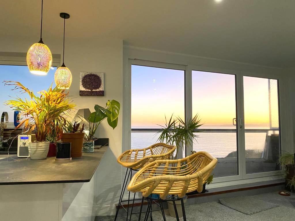 Stunning Sea View Two Double Bedroom Apartment - With Balcony - Opposite Beachfront Walk ボーンマス エクステリア 写真