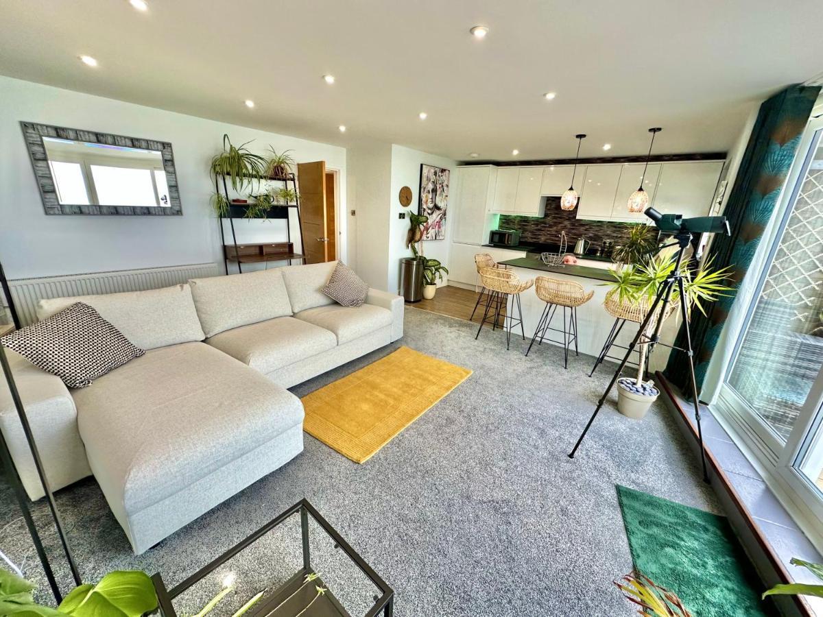 Stunning Sea View Two Double Bedroom Apartment - With Balcony - Opposite Beachfront Walk ボーンマス エクステリア 写真