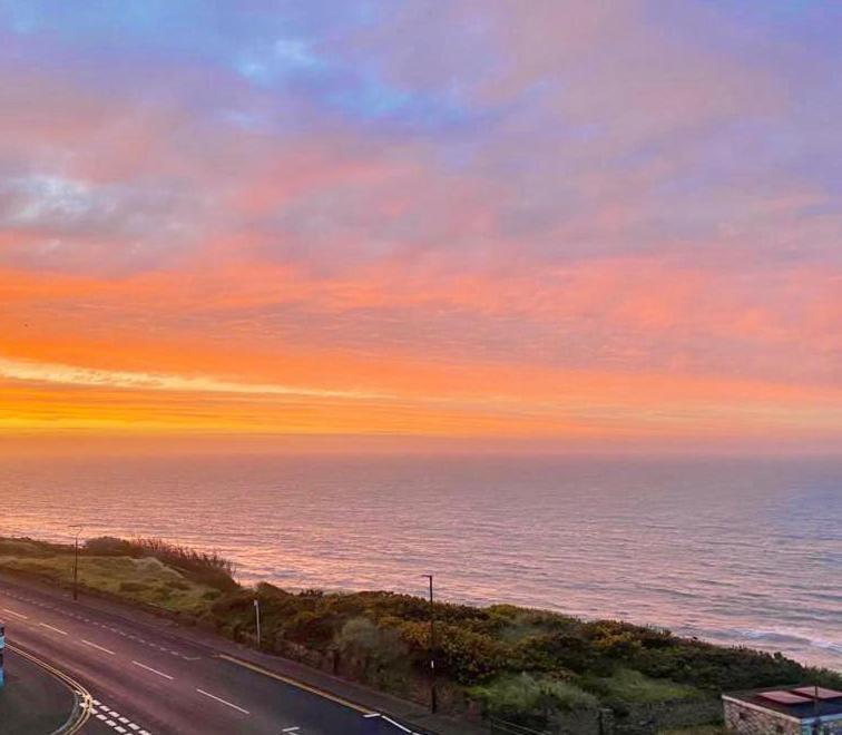 Stunning Sea View Two Double Bedroom Apartment - With Balcony - Opposite Beachfront Walk ボーンマス エクステリア 写真